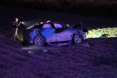 Lastiği patlayan otomobil tarlaya uçtu: 1 ölü, 2 yaralı