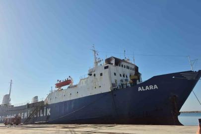 Limana bağlı yük gemisinde çıkan yangın söndürüldü