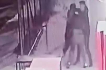 Lise öğrencilerini dövüp bacaklarından bıçakladılar