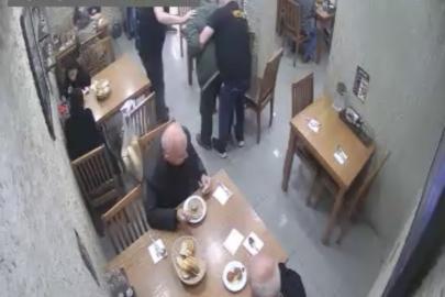 Lokantada Heimlich manevrasıyla müşterinin hayatını kurtardı