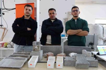 Malatya’da deprem enkazı beton yola dönüştü