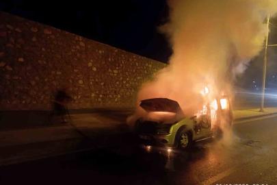 Malatya’da seyir halindeki otomobil alev aldı