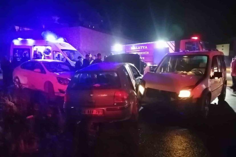 Malatya’da üç aracın karıştığı kazada 2 kişi yaralandı