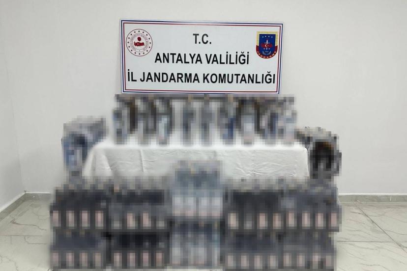 Manavgat’ta durdurulan araçtan 400 litre kaçak ve sahte içki ele geçirildi