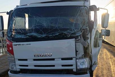 Manavgat’ta kamyon ile tır çarpıştı