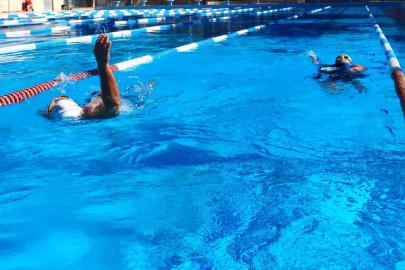 Manş’ı yüzen ilk Türk kadın, kocasını da 60 yaşında yüzücü yaptı