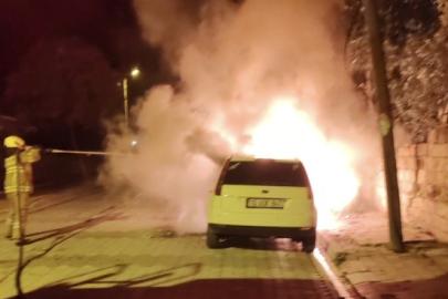 Manyas’ta park halindeki araç alev alev yandı
