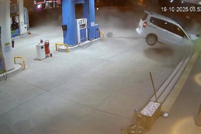 Mardin’de faciadan dönüldü: Ticari araç benzin istasyonuna daldı, 2 kişi yaralandı