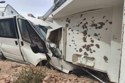 Mardin’de mucur boşaltan kamyon, park halindeki minibüsün üzerine devrildi