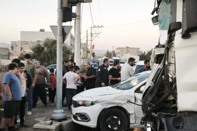 Mardin’de tır ile otomobil çarpıştı: 1 yaralı