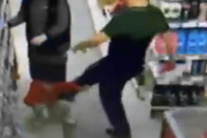 Markette küçük çocuğu tekmeleyen adam kameraya yansıdı