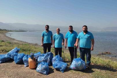Mavi Takım ekiplerinden sahil temizliği