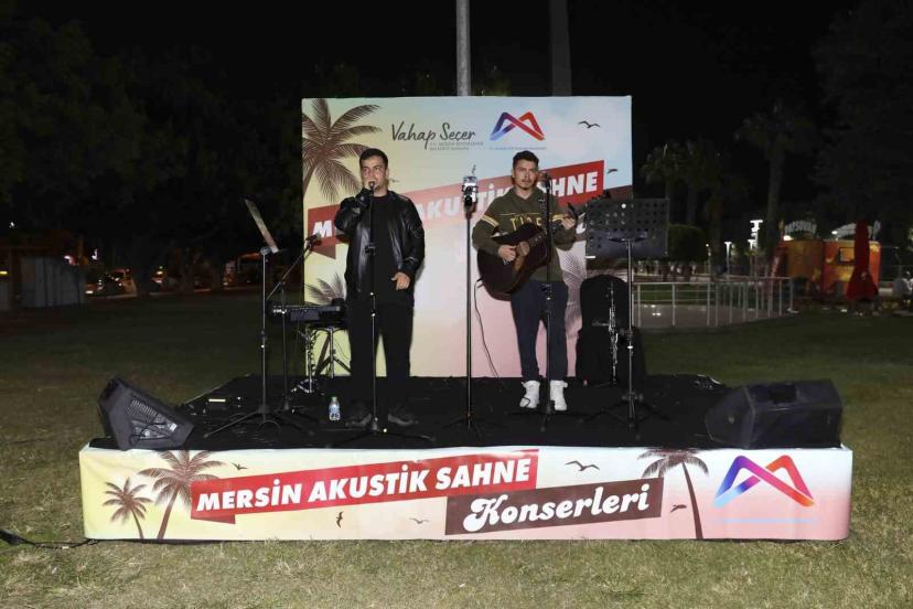 Mersin’de akustik sahne konserleri gençlerin ilgisini çekiyor