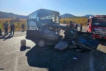 Mersin’de tarım işçilerini taşıyan midibüs otomobille çarpıştı: 3 ölü, 12 yaralı