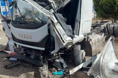 Meyve yüklü tır devrildi