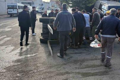 Midibüsün çarpması sonucu devrilen iş makinasının operatörü yaralandı