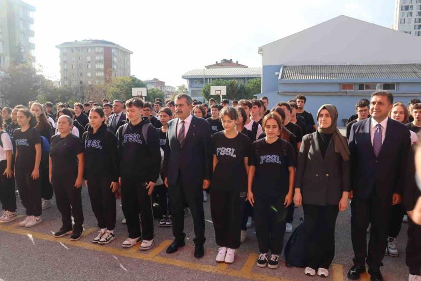 Milli Eğitim Bakanı Yusuf Tekin İstanbul’daki okulların tatili sonrası bayrak törenine katıldı