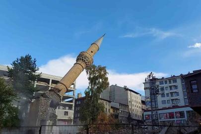 Minare saniyeler içinde yerle bir oldu