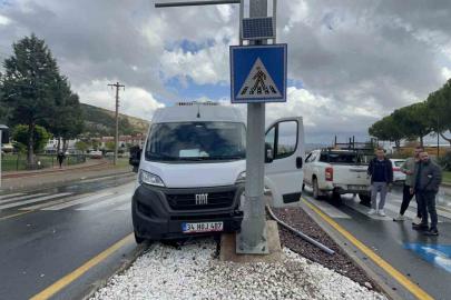Minibüs direğe çarptı, sürücü yaralandı