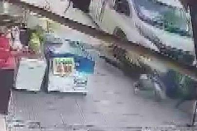 Minibüs kaldırıma çıkıp yayalara çarptı: 2 yaralı