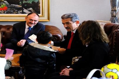 Minik eller, Vali Ekici’ye sevgiyle uzandı