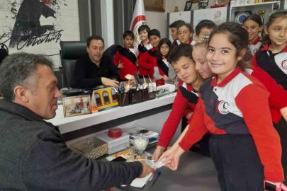 Minikler Gazze için bileklik yapıp sattı