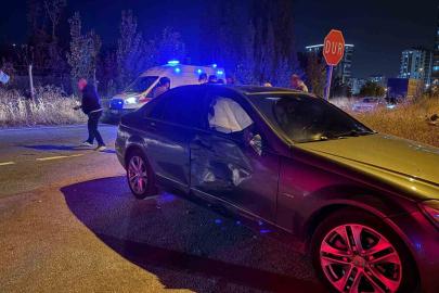 Motosiklet otomobile çarptı: 1’i ağır 4 yaralı