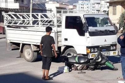 Motosikletle kamyonet çarpıştı, kaza anı kameraya yansıdı