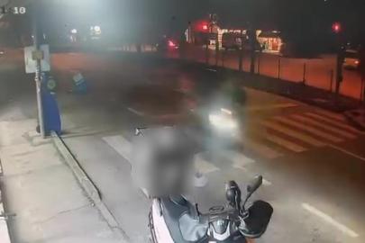 Motosikletli kuryenin çarptığı yaşlı adam kanlar içinde yere yığıldı