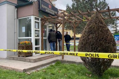 Motosikletli saldırgan muhtarlığa kurşun yağdırdı