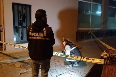 Motosikletli saldırganlar iş yerine tüfekle 3 el ateş açıp kaçtı