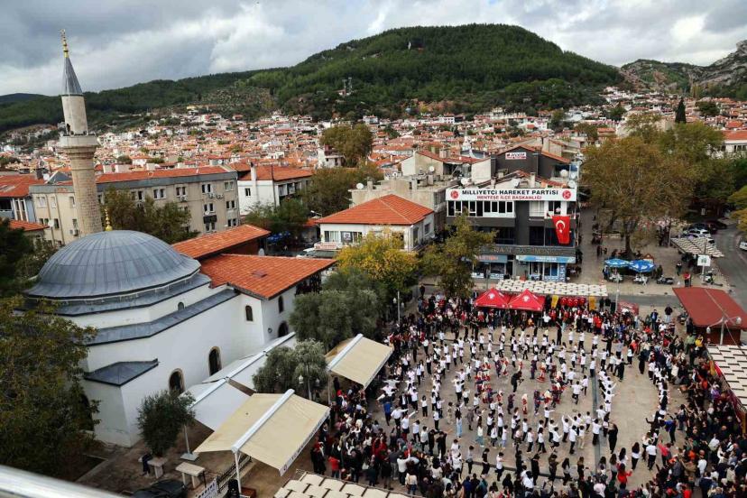 MTK Koleji’nden "Adım Adım Cumhuriyet" Zeybek gösterisi