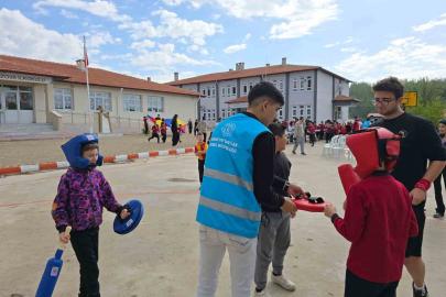 Muğla’da ’Merkezim Her Yerde’ projesiyle köy okuluna neşe geldi