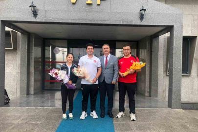 Muğlalı Dünya Şampiyonu Haney havalimanında çiçeklerle karşılandı