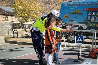 Muradiye’de öğrencilere trafik güvenliği eğitimi