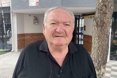 Müstakil evin çatısında gezen tavus kuşu ilginç görüntü oluşturdu