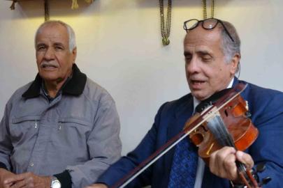 Müşterilerini müzikle karşılıyor