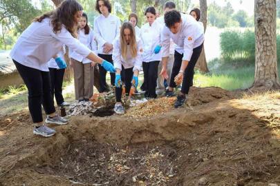 Mutfak atıkları çöpe değil, kompost gübre için toprağa gitti