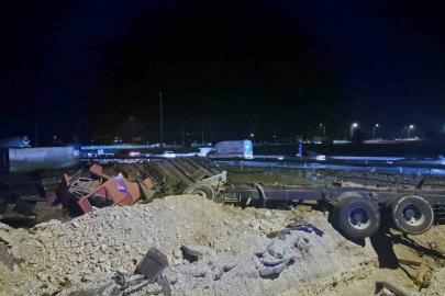 Nar yüklü TIR şarampole yuvarlandı