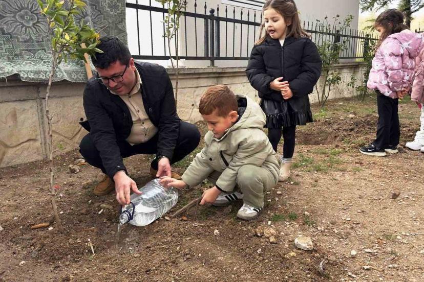 Nasıl fidan dikileceği minik öğrencilere uygulamalı olarak anlatıldı