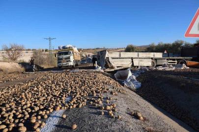 Nevşehir’de patates yüklü tır devrildi: Yol trafiğe kapandı