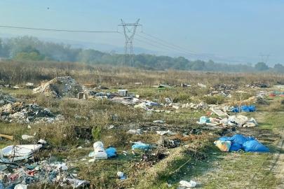 Nilüfer Belediyesi, insanların doğaya attığı molozları kamyon kamyon temizledi