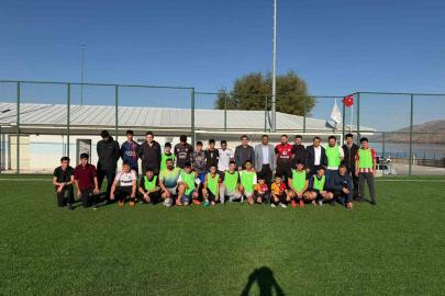 Öğrenciler ve aileleri futbol maçı yaptı, ortaya renkli görüntüler çıktı