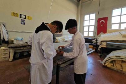 Öğrencilerden Gazze’ye yardım eli: Okulda yaptıkları yatakları Gazze’ye gönderdi