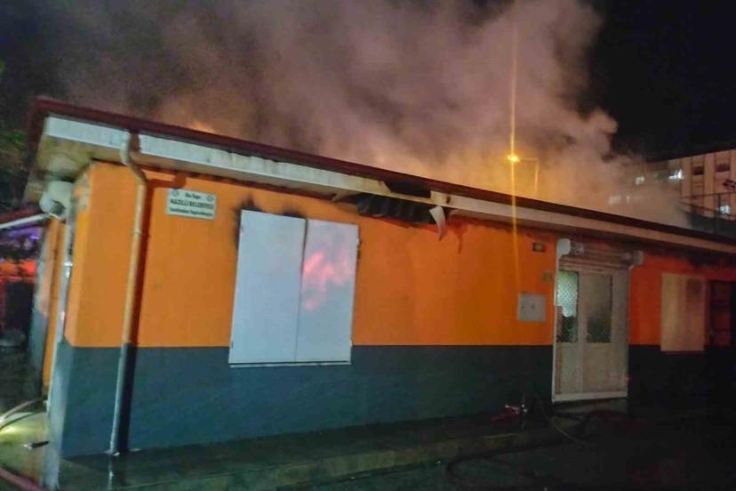 Okul kantininde çıkan yangın panikletti, alevler geceyi aydınlattı