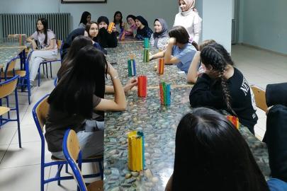 Okul pansiyonunda, "Atık Kağıt ve Muhtelif Ambalajdan Aksesuar Yapımı" kursu