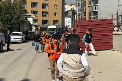 Okul yolundaki kaldırımın kapatılmasına tepki: "Kaldırımı öğrencilere açın"