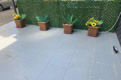 Önce iş yerini kontrol etti sonra yapay çiçekleri çaldı