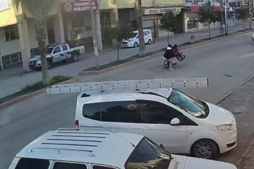 Önünü kaldırdığı motosikletle otomobile çarptı: 2 yaralı