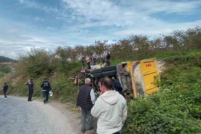 Ordu’da kil yüklü kamyon devrildi: 2 yaralı